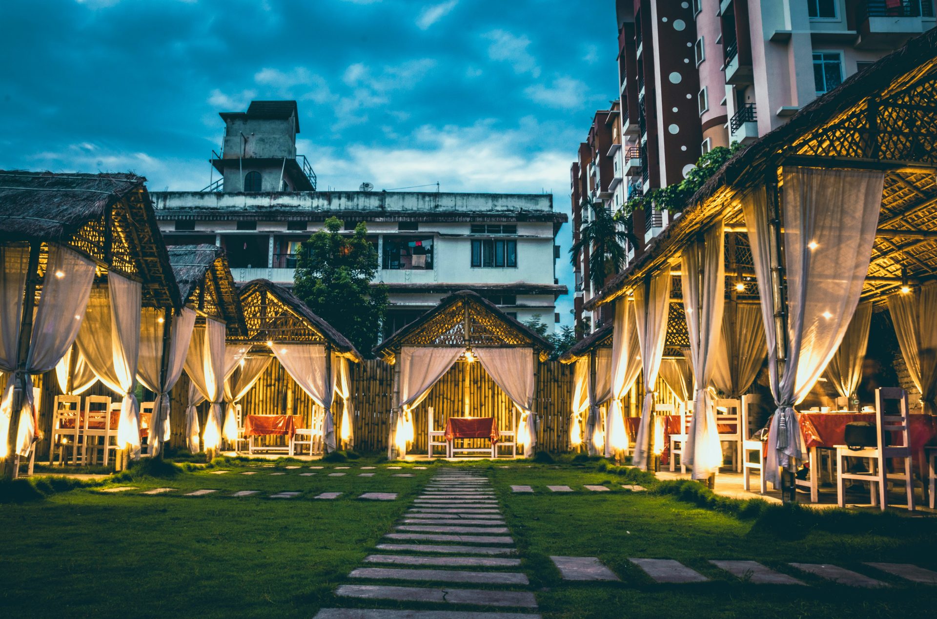 Gazebos iluminados con mesas dentro